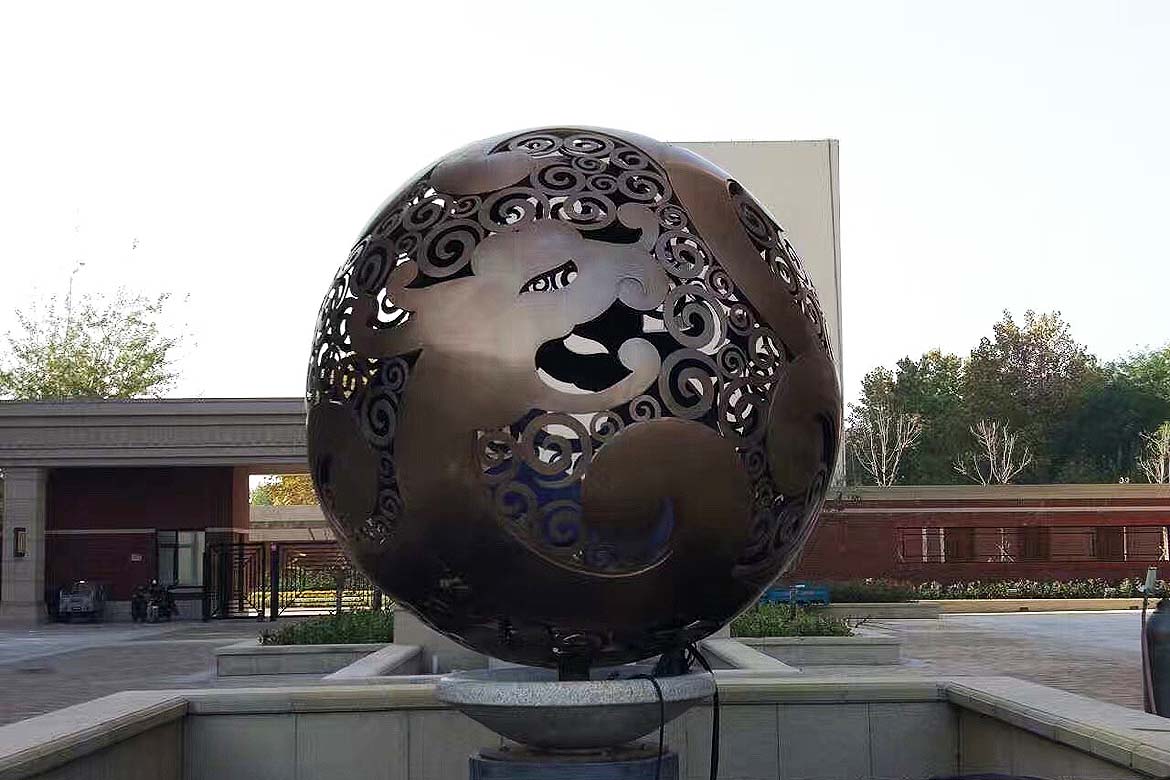 不锈钢空心球镂空球景观雕塑大球安装完成展示图