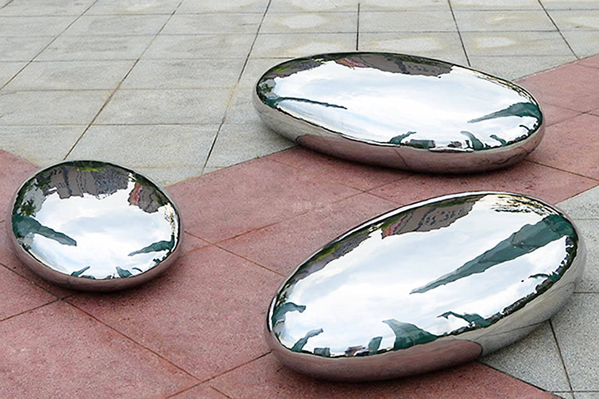 三个镜面不锈钢鹅卵石雕塑