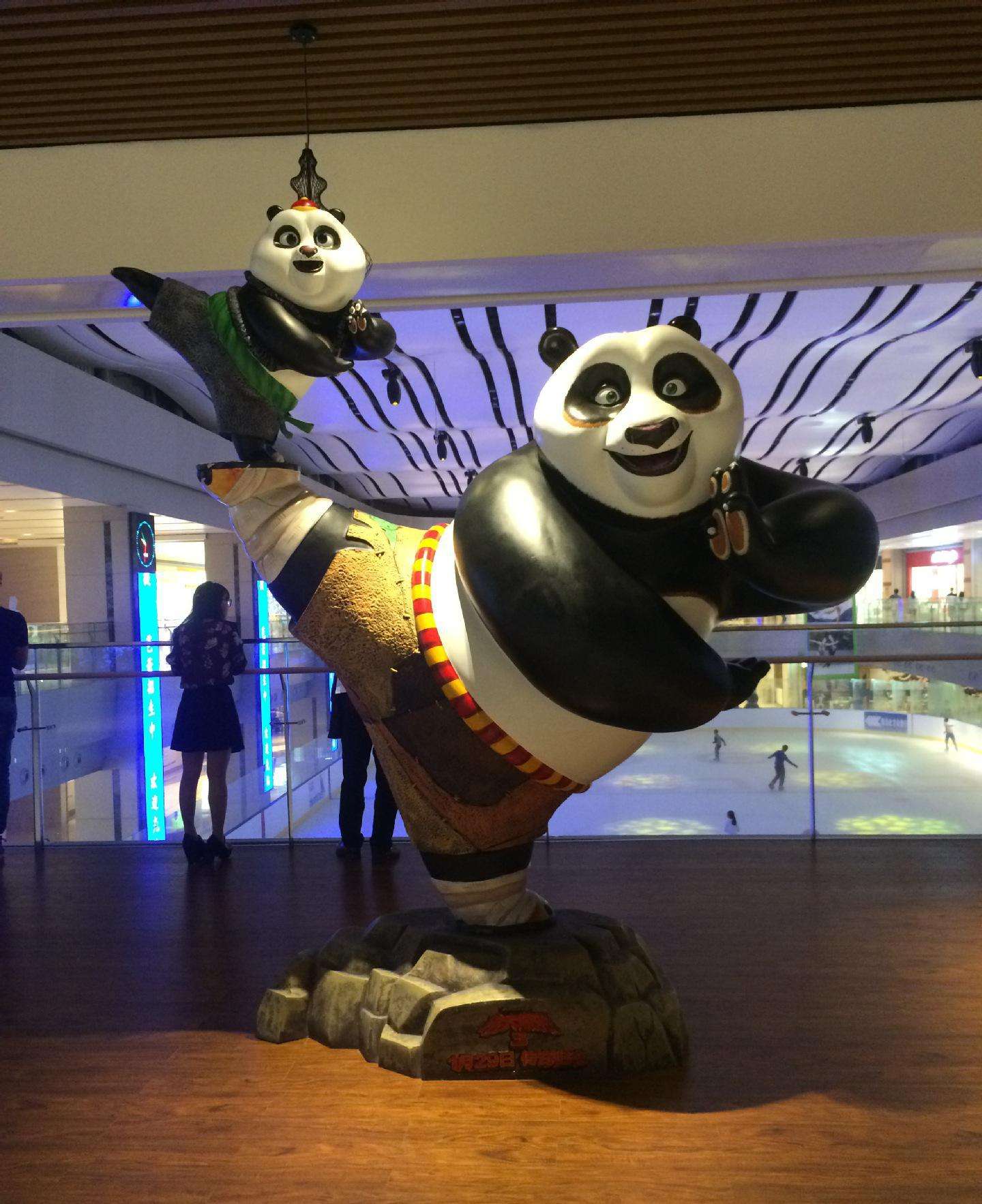 影院中的玻璃钢功夫熊猫雕塑