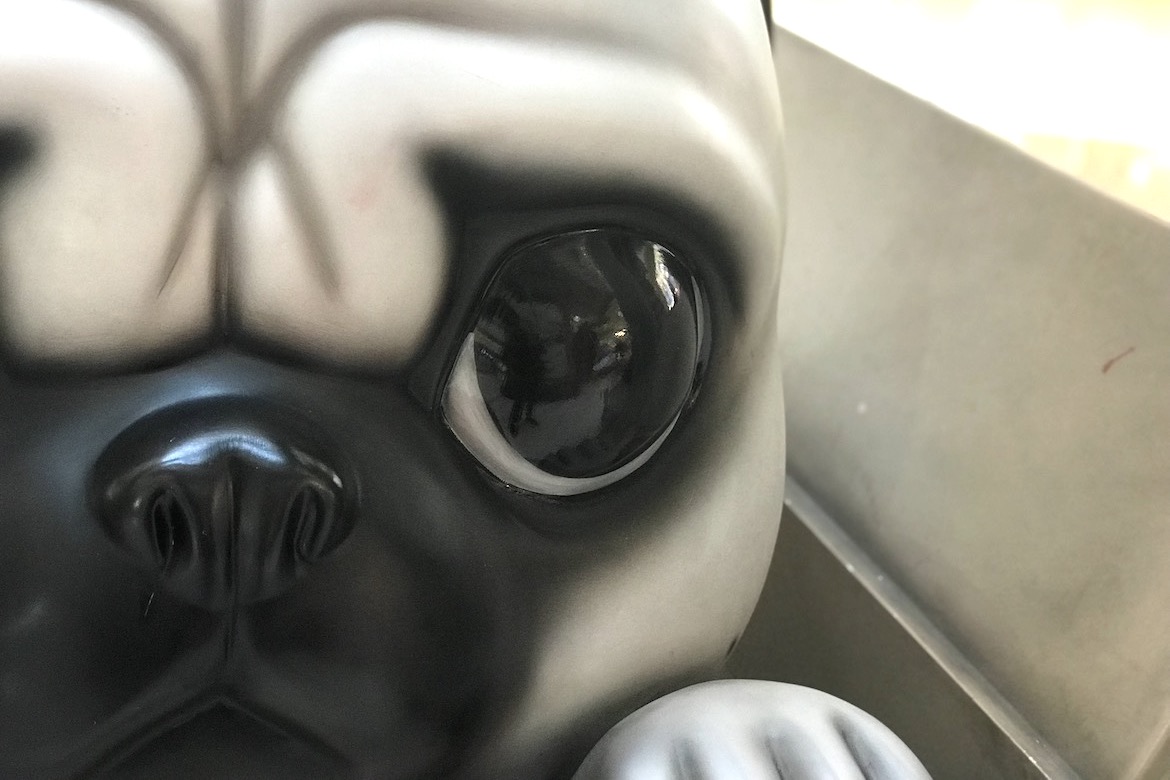 蠢萌的巴扎黑玻璃钢狗雕塑