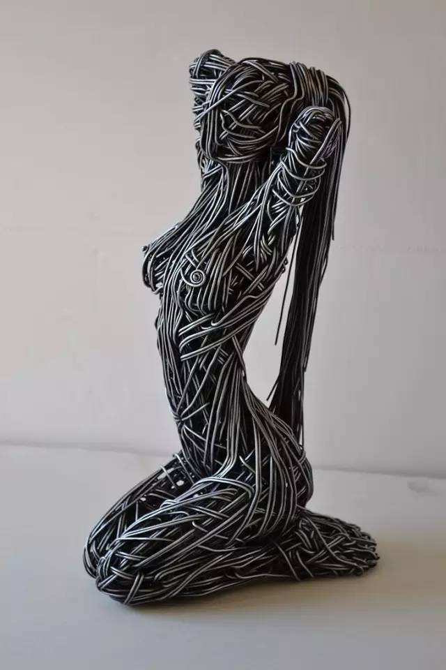 女人体铁丝雕塑制作
