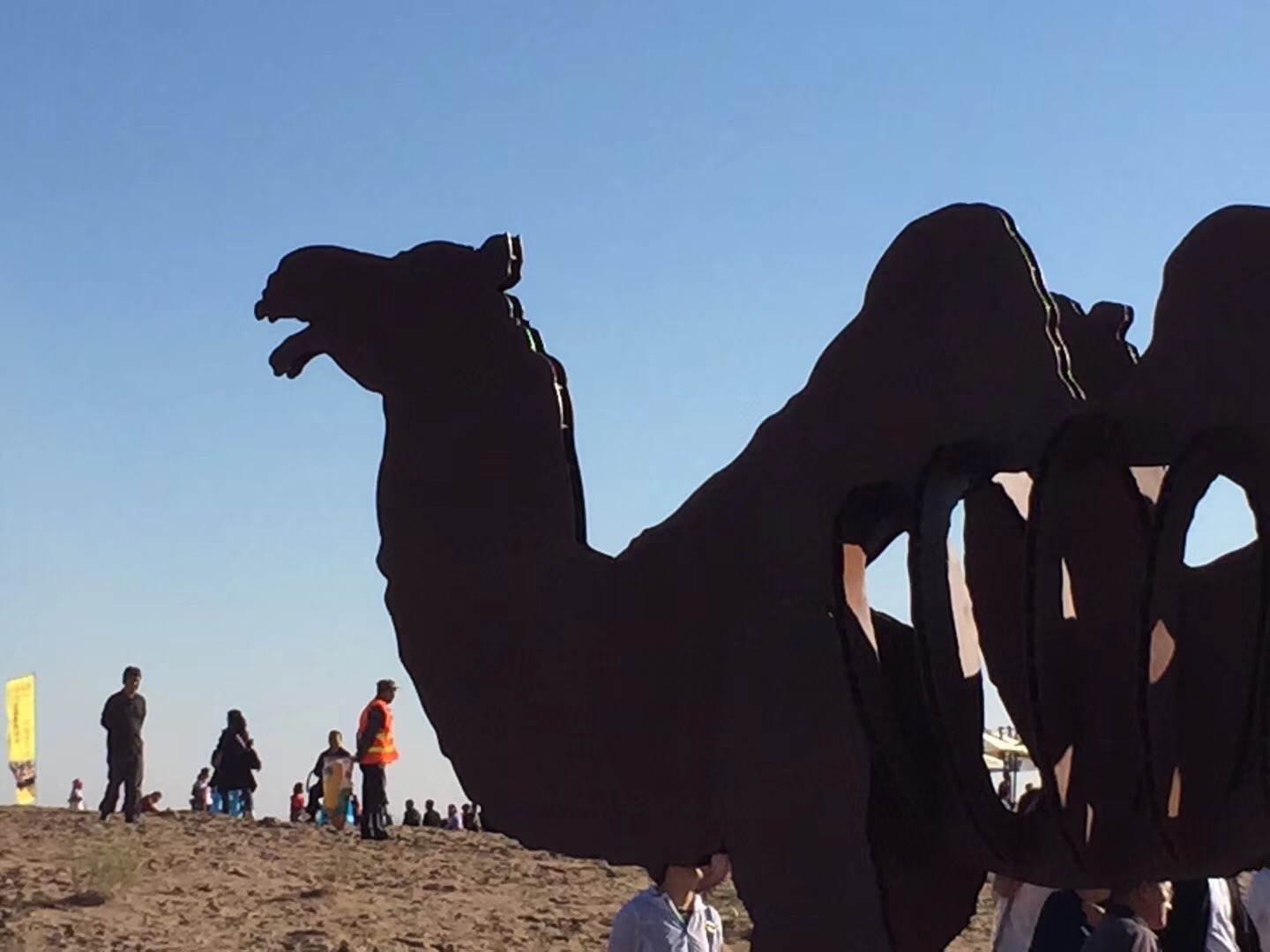 锈板骆驼队雕塑
