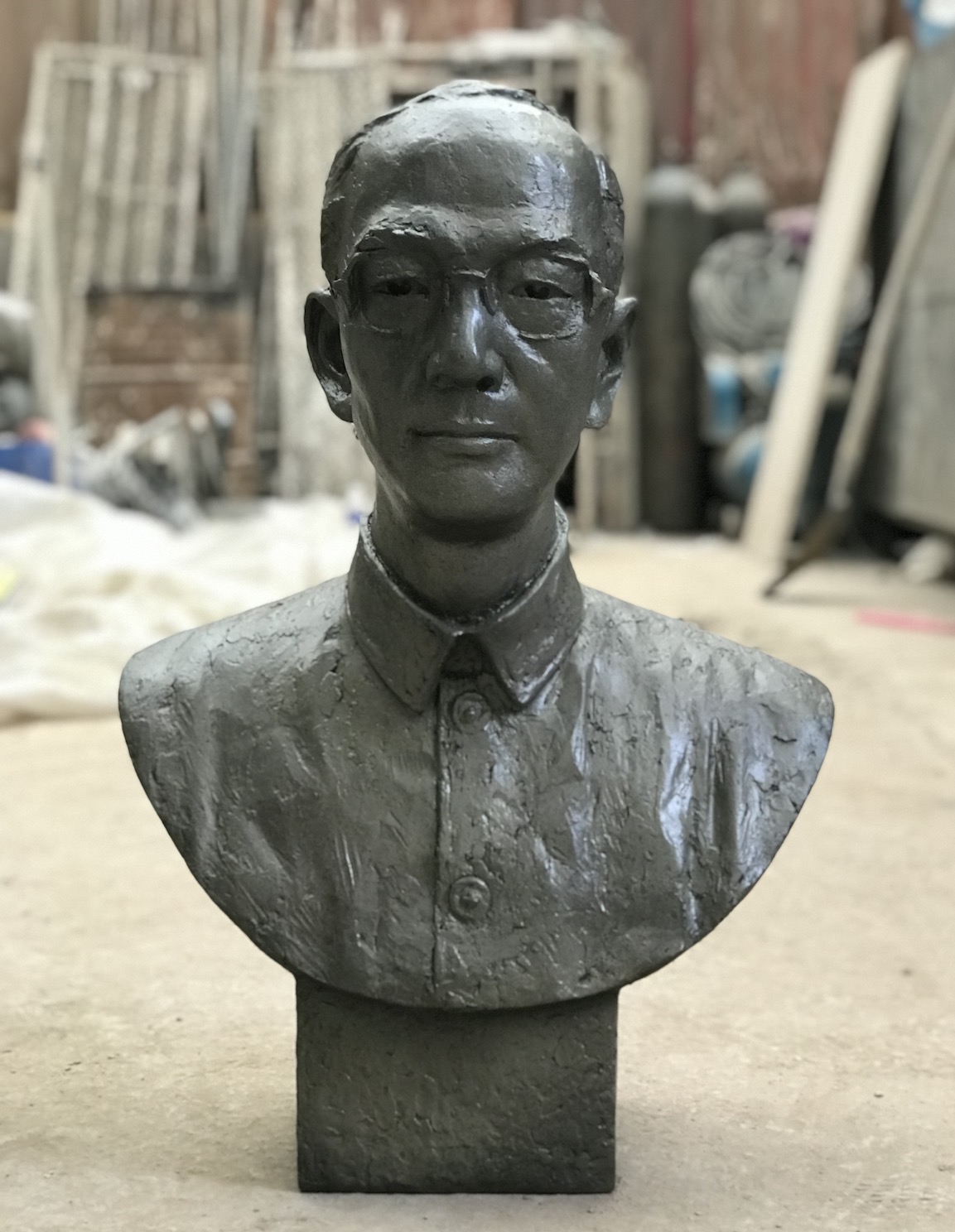 雕塑人像定制 陆志韦先生铸铜化学着色过程